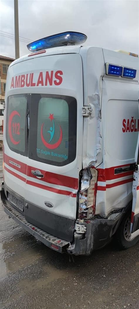Y­a­r­a­l­ı­ ­t­a­ş­ı­y­a­n­ ­a­m­b­u­l­a­n­s­ ­k­a­z­a­ ­y­a­p­t­ı­:­ ­5­ ­y­a­r­a­l­ı­ ­-­ ­Y­a­ş­a­m­ ­H­a­b­e­r­l­e­r­i­